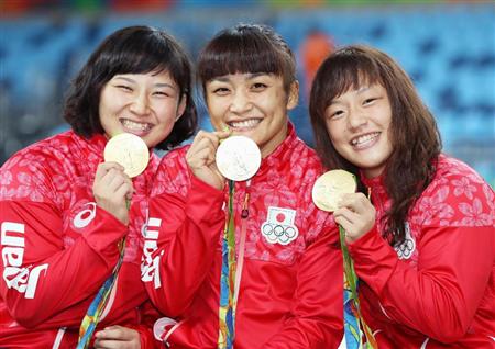 レスリング女子で日本勢が３階級を制覇し金メダルを手にする３人。左から土性沙羅、伊調馨、登坂絵莉＝リオデジャネイロ（共同）