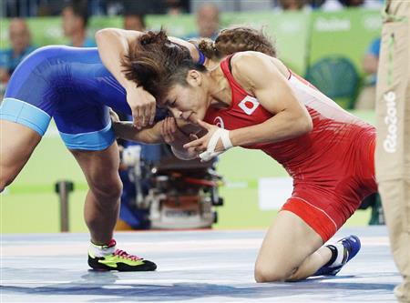 女子５８キロ級決勝ロシア選手と対戦する伊調馨＝リオデジャネイロ（共同）