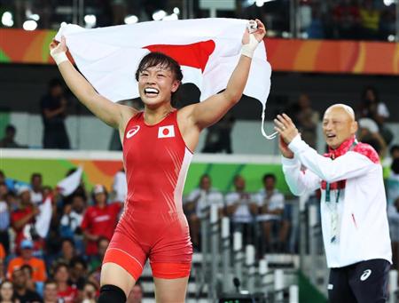 女子４８キロ級で金メダルを獲得、日の丸を掲げ喜ぶ登坂絵莉。右は栄和人チームリーダー＝リオデジャネイロ（共同）