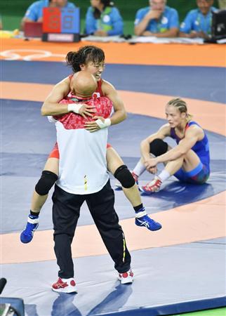 女子４８キロ級決勝アゼルバイジャンのマリア・スタドニク（右）を破り、栄和人チームリーダーに抱き付いて喜ぶ登坂絵莉＝リオデジャネイロ（共同）