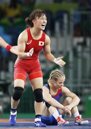 女子４８キロ級決勝アゼルバイジャンのマリア・スタドニク（下）に勝利し、喜ぶ登坂絵莉＝リオデジャネイロ（共同）