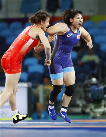 女子６９キロ級決勝ロシア選手（左）に勝利し、跳び上がって喜ぶ土性沙羅＝リオデジャネイロ（共同）