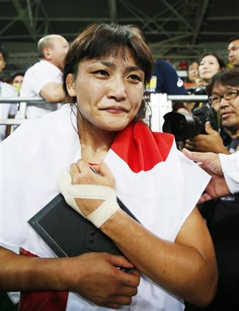 五輪で４連覇し、母トシさんの遺影を抱く伊調馨選手＝１７日、リオデジャネイロ（共同）