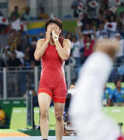 女子５８キロ級で優勝を決め、顔を覆う伊調馨＝リオデジャネイロ（共同）