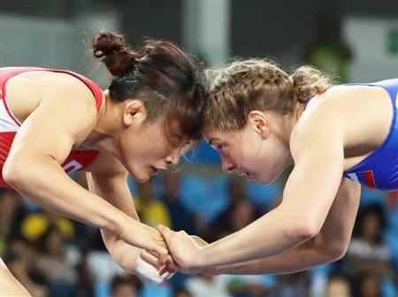 女子５８キロ級決勝ロシア選手（右）と対戦する伊調馨＝リオデジャネイロ（共同）