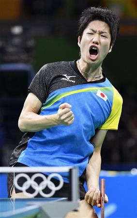 日本－中国第２試合でポイントを奪いガッツポーズする水谷隼＝リオデジャネイロ（共同）