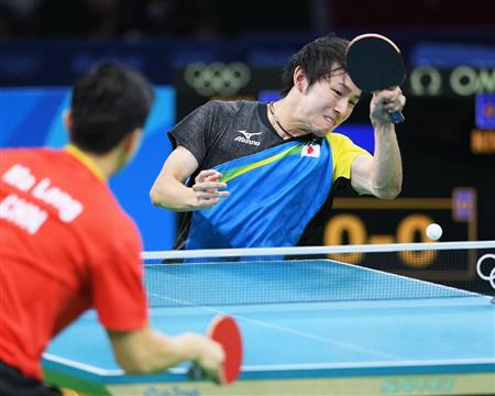 日本－中国第１試合でプレーする丹羽＝リオデジャネイロ（共同）