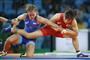 女子５８キロ級決勝ロシア選手（左）と対戦する伊調馨＝リオデジャネイロ（共同）
