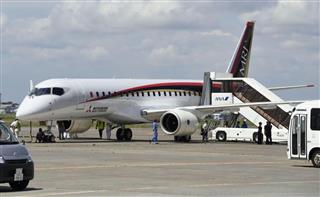 北海道の新千歳空港に着陸した国産初のジェット旅客機ＭＲＪ＝１８日午前