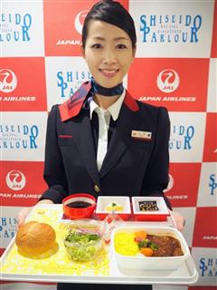 資生堂パーラーが監修した日本航空の機内食＝１８日午後、東京都大田区