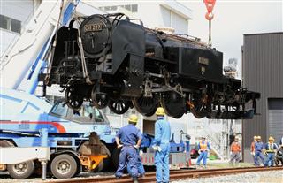 クレーンでつり上げられ線路に移されるＳＬ＝１９日午前、埼玉県久喜市