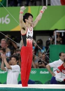 日本的な無形の価値はどうなるのか。体操男子個人総合決勝で最後の演技・鉄棒を終えガッツポーズする内村航平選手＝１０日、リオ五輪アリーナ（大橋純人撮影）