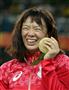 【リオデジャネイロ五輪２０１６】レスリング女子６３キロ級メダルセレモニー金メダルを手に笑顔を見せる川井梨紗子＝１８日、カリオカアリーナ（撮影・大橋純人）