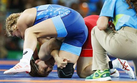 女子５３キロ級決勝米国選手（上）と対戦する吉田沙保里＝リオデジャネイロ（共同）