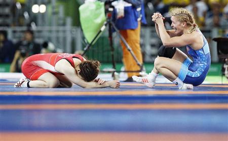 女子５３キロ級決勝米国選手（右）に敗れマットに崩れ落ちる吉田沙保里＝リオデジャネイロ（共同）