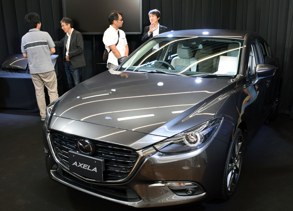 マシーングレーに塗られた新型アクセラ。できれば晴天の下でボディカラーを見てほしいとのこと