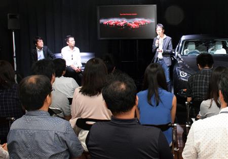 マツダのカラーデザインについて語る岡本圭一氏。向かって左にはデザイン本部主幹の田中秀昭氏（左端）と、新型アクセラのチーフデザイナーを務めた玉谷聡氏