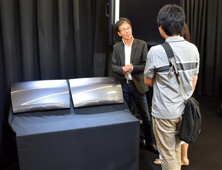 来場者と交流するカラーデザイナーの岡本圭一氏