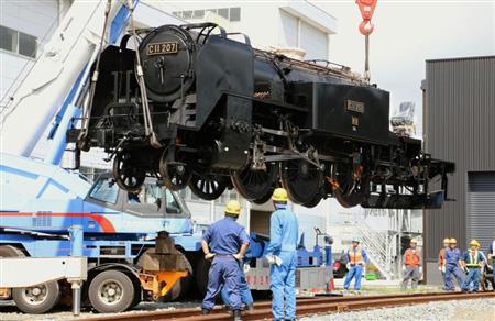 クレーンでつり上げられ線路に移されるＳＬ＝１９日午前、埼玉県久喜市