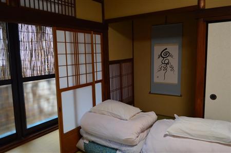 和室タイプのドミトリーにもある原田伸郎さんの作品「楽」