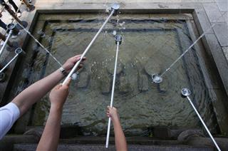 京都・清水寺の「音羽の滝」。三筋に流れ落ちる水を求めて、参拝者が長い行列をつくることでも知られる