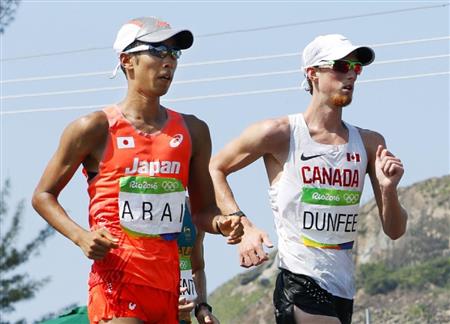 男子５０キロ競歩カナダのダンフィー（右）と競り合う荒井広宙＝リオデジャネイロ（共同）