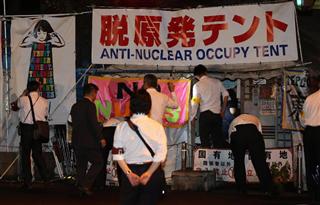 経済産業省の敷地内に不法占拠していた「脱原発テント」に対する強制執行が行われ、撤去が始まった＝２１日、東京・霞が関（古厩正樹撮影）