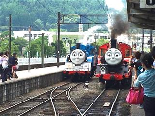 めったに見られないトーマスとジェームスの並走シーン めったに見られないトーマスとジェームスの並走シーン