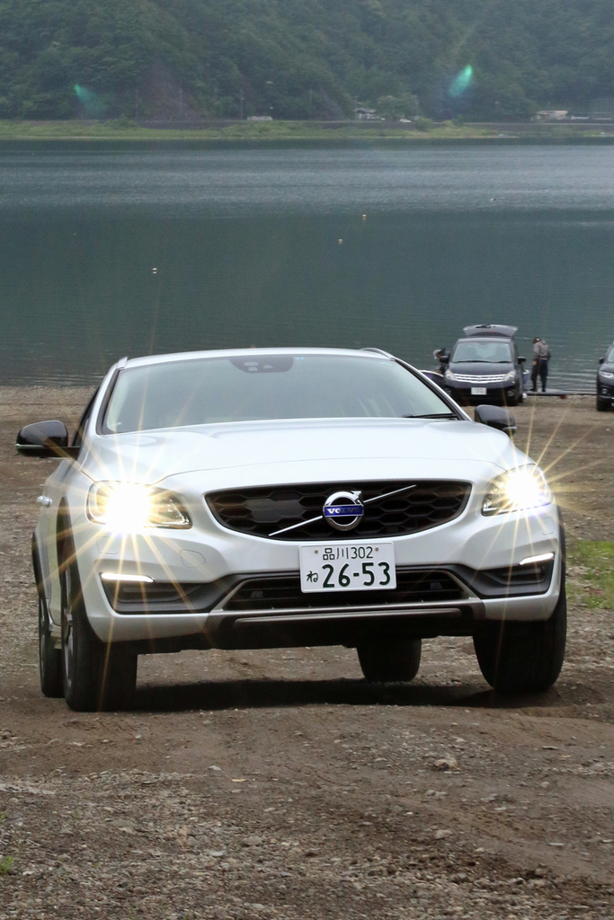 湖畔から県道へ続く斜面を駆け上がるボルボ「Ｖ６０ クロスカントリー」。分かりづらいかもしれませんが、結構傾斜はキツいです
