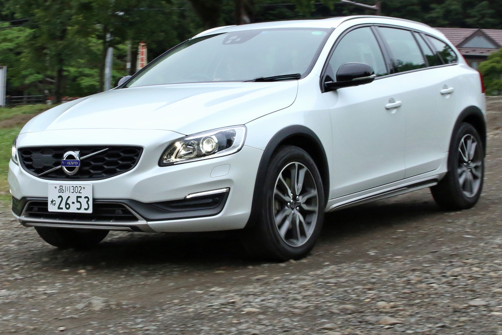 県道から湖畔へ向かうボルボ「Ｖ６０ クロスカントリー」