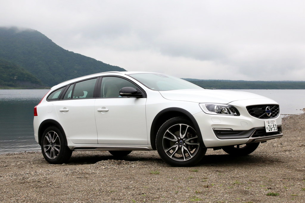 オフロードをものともせず。さすがクロスオーバーＳＵＶ。Ｖ６０だったらここまで余裕はないはず