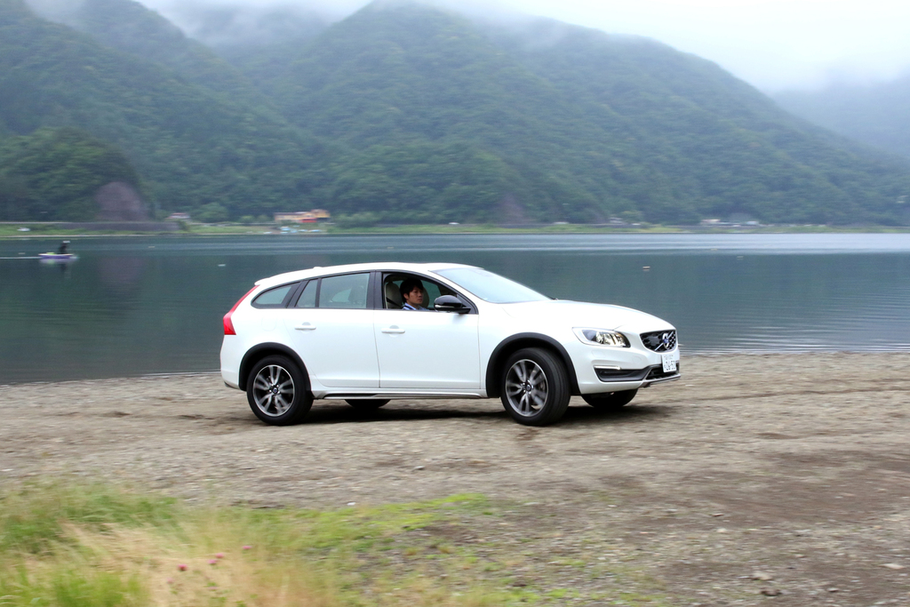 未舗装でもへっちゃら。さすがクロスオーバーＳＵＶ。Ｖ６０だったらここまで余裕はないはず