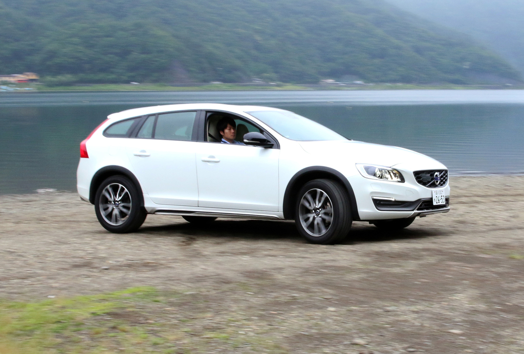 未舗装でもへっちゃら。さすがクロスオーバーＳＵＶ。Ｖ６０だったらここまで余裕はないはず