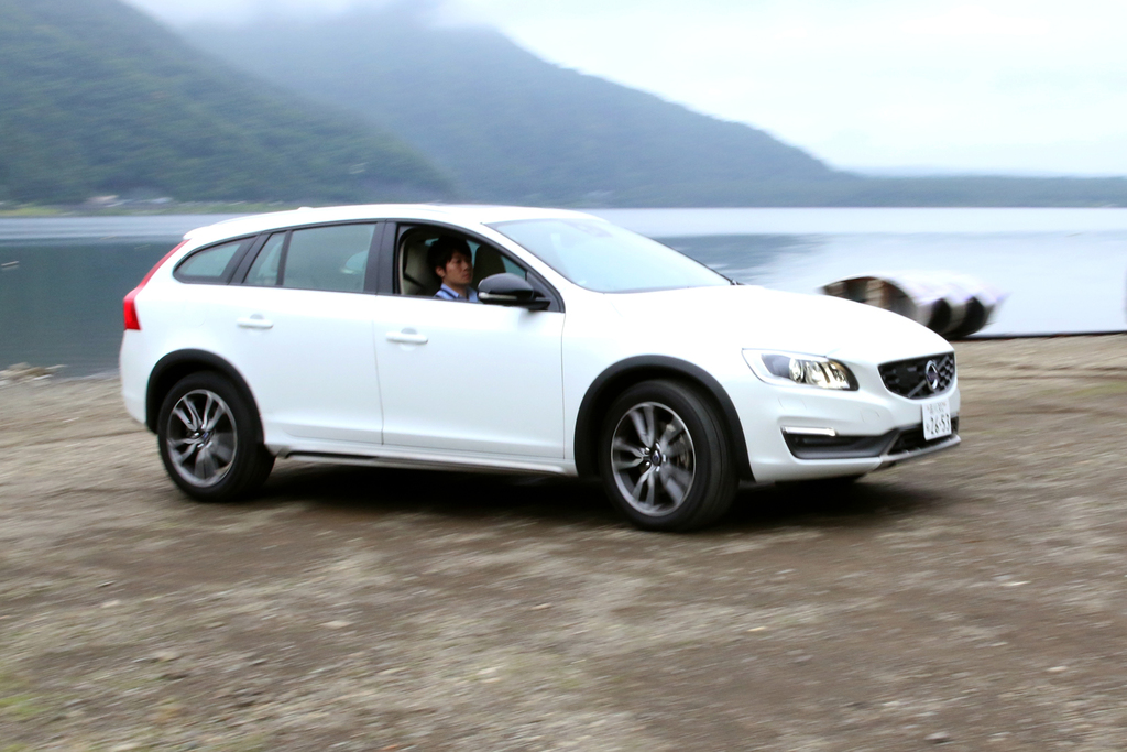 未舗装でもへっちゃら。さすがクロスオーバーＳＵＶ。Ｖ６０だったらここまで余裕はないはず