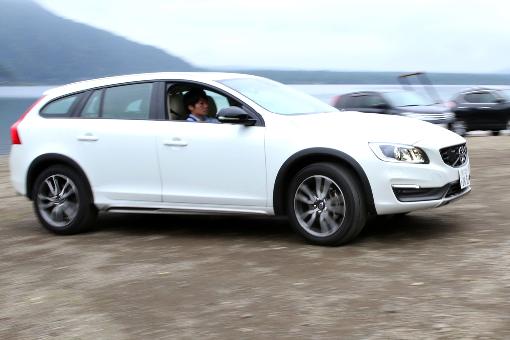 未舗装でもへっちゃら。さすがクロスオーバーＳＵＶ。Ｖ６０だったらここまで余裕はないはず