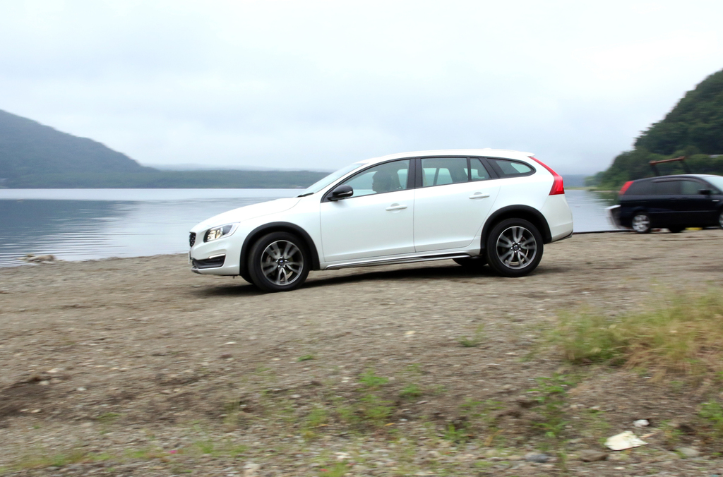 未舗装でもへっちゃら。さすがクロスオーバーＳＵＶ。Ｖ６０だったらここまで余裕はないはず