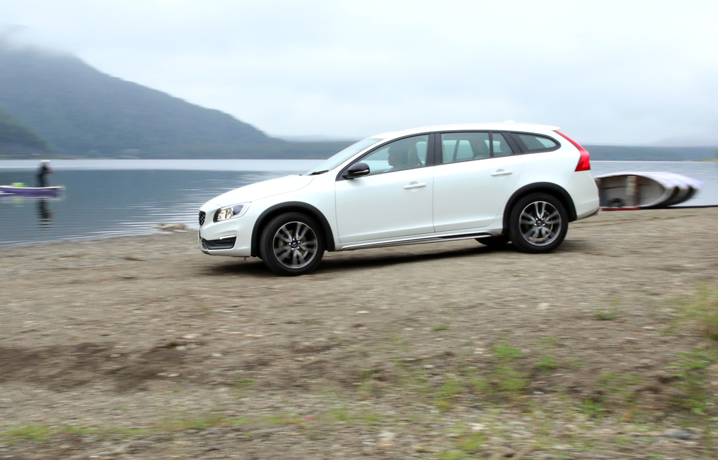 未舗装でもへっちゃら。さすがクロスオーバーＳＵＶ。Ｖ６０だったらここまで余裕はないはず