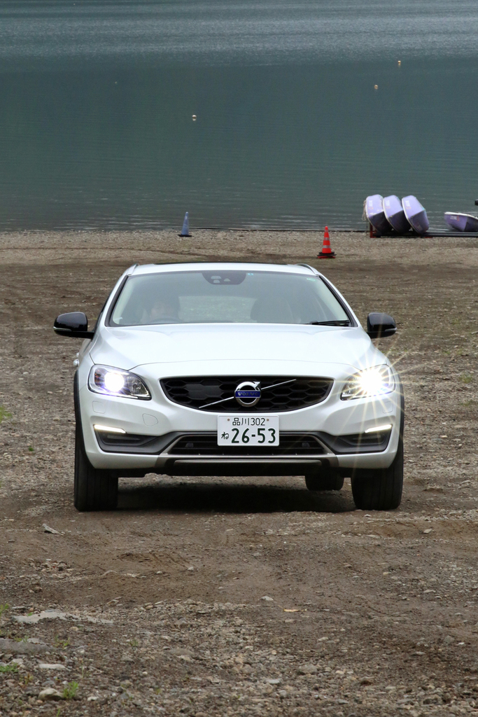 湖畔から県道へ続く斜面を上がるボルボ「Ｖ６０ クロスカントリー」。分かりづらいかもしれませんが、結構傾斜はキツいです
