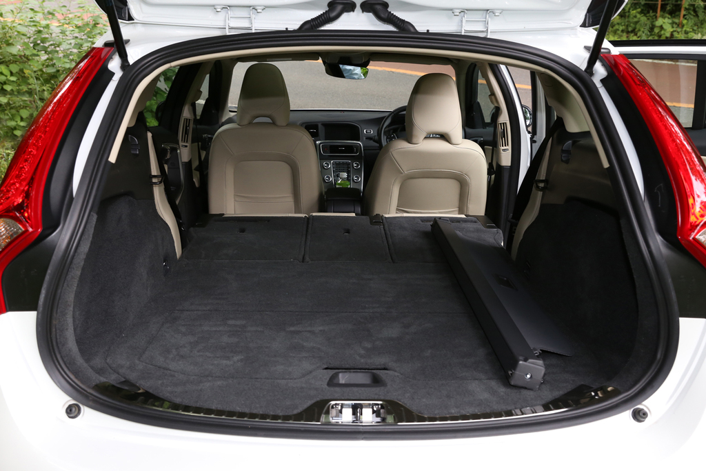 後席を倒せばフルフラット状態に。大人２人が横になれる広さ