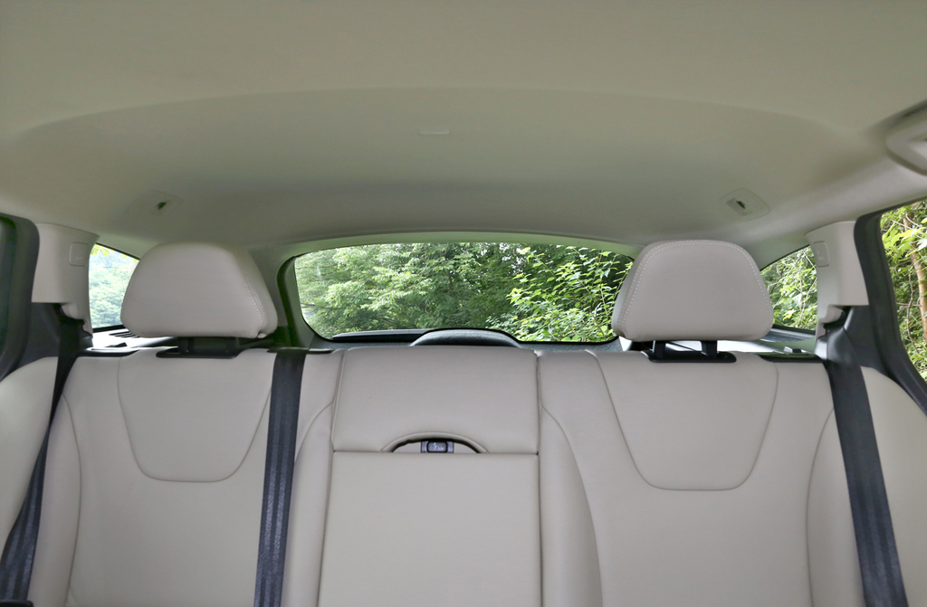 リヤの視界はこんな感じ。後端が下がっているので、リヤウインドーにあまり高さはない