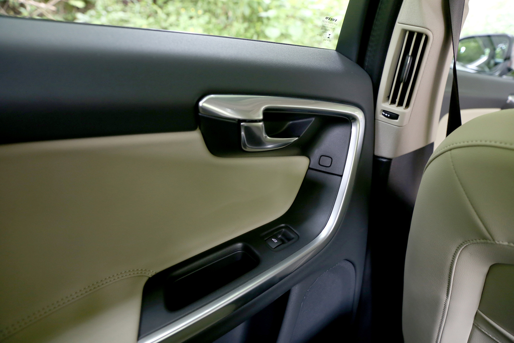 ピラーに設置した後席のエアコン吹き出し口とドア周り