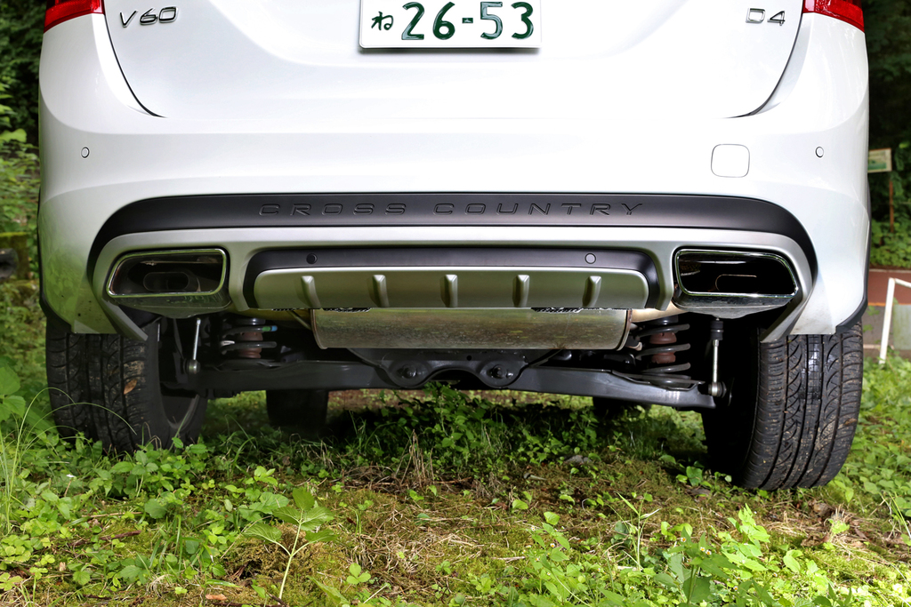 車高は余裕の２００ミリ。ボディ下部を跳ね石などから守るスキッドプレートを装備している