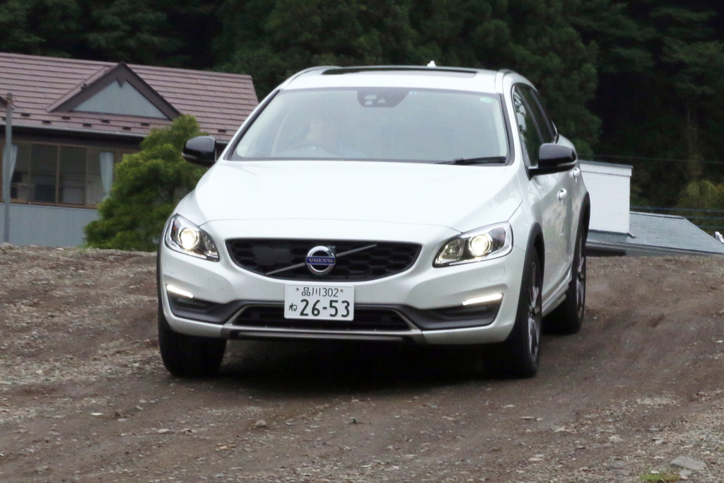 県道から湖畔へ下るボルボ「Ｖ６０ クロスカントリー」。分かりづらいかもしれませんが、結構な傾斜です