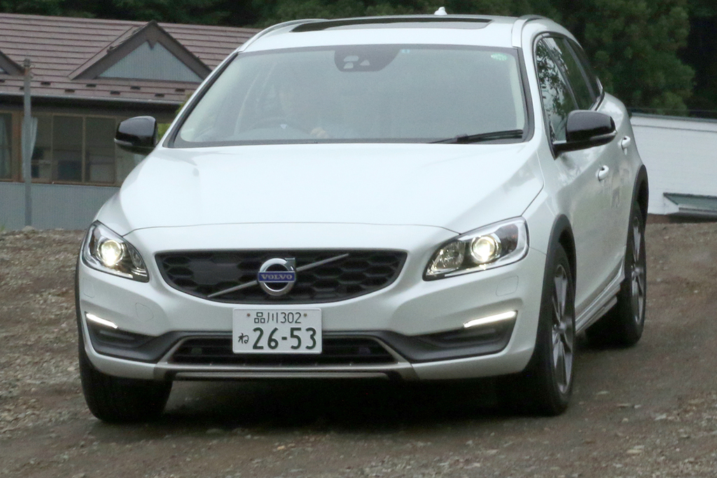 県道から湖畔へ下るボルボ「Ｖ６０ クロスカントリー」。分かりづらいかもしれませんが、なかなかの傾斜です
