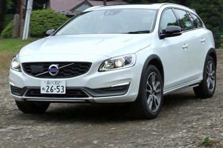 湖畔から県道へ続く斜面を下るボルボ「Ｖ６０ クロスカントリー」。分かりづらいかもしれませんが、結構傾斜はキツいです
