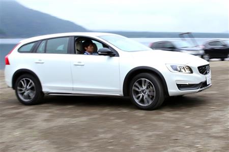 未舗装でもへっちゃら。さすがクロスオーバーＳＵＶ。Ｖ６０だったらここまで余裕はないはず