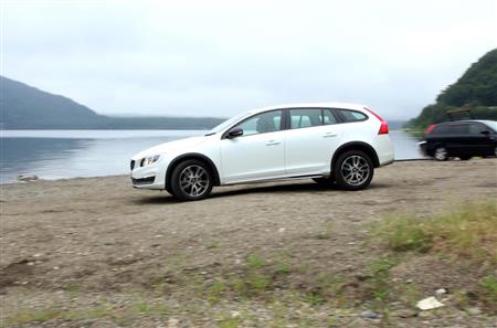 未舗装でもへっちゃら。さすがクロスオーバーＳＵＶ。Ｖ６０だったらここまで余裕はないはず