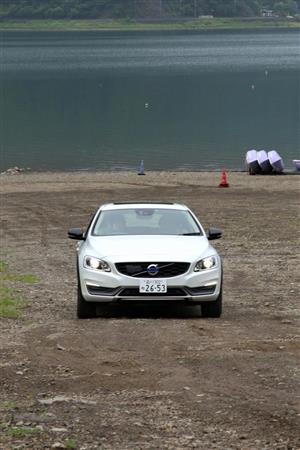湖畔から県道へ続く斜面を駆け上がるボルボ「Ｖ６０ クロスカントリー」。分かりづらいかもしれませんが、結構傾斜はキツいです