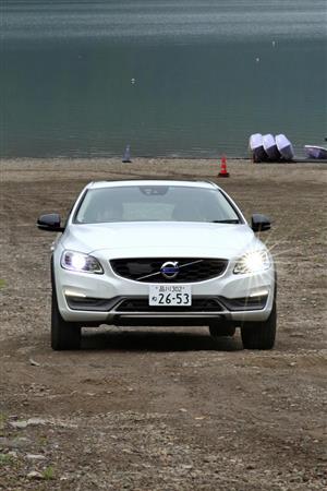 湖畔から県道へ続く斜面を上がるボルボ「Ｖ６０ クロスカントリー」。分かりづらいかもしれませんが、結構傾斜はキツいです