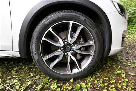 広報車はオプションの１８インチタイヤを装着（２３５／５０Ｒ１８）